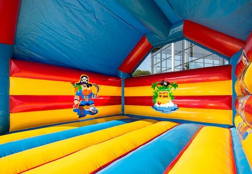 Groot springkasteel overdekt kopen met vrolijke animaties in piraat thema voor kinderen. Bestel springkastelen online bij JB Inflatables Nederland