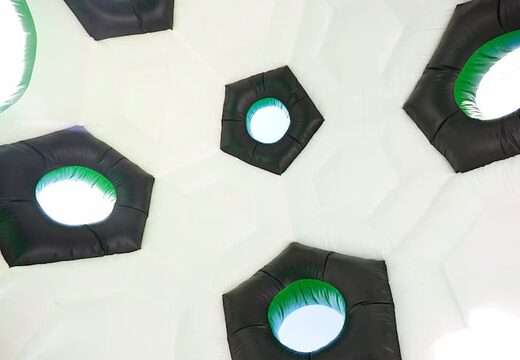 Super ronde springkasteel overdekt kopen in voetbal thema voor kinderen. Koop springkastelen online bij JB Inflatables Nederland