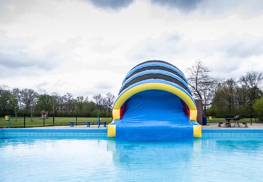 Opblaasbare glijbaan op maat gemaakt voor in een buiten zwembad kopen voor kinderen