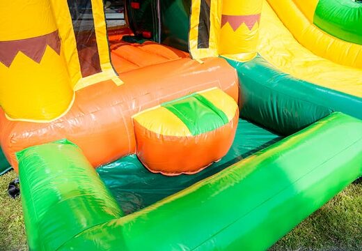 Mini opblaasbare multiplay springkussen met glijbaan in jungle thema te bestellen voor kinderen. Bestel opblaasbare springkussens online at JB Inflatables Nederland