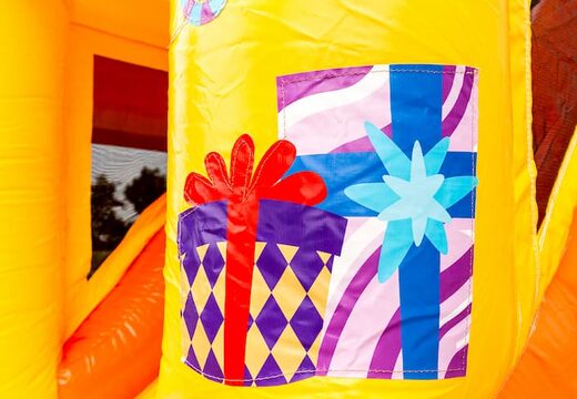 Klein overdekt opblaasbaar multiplay springkasteel bestellen in thema happy feest voor kinderen. Koop opblaasbare springkastelen online bij JB Inflatables Nederland