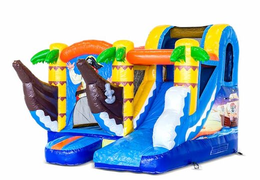 Klein overdekt opblaasbaar multiplay springkussen met glijbaan kopen in thema piraat voor kids. Bestel opblaasbare springkussens online bij JB Inflatables Nederland