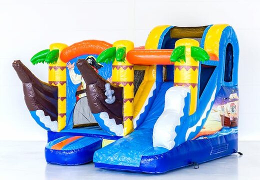 Springkasteel in piraat theme met een glijbaan bestellen voor kinderen. Koop opblaasbare springkastelen online bij JB Inflatables Nederland