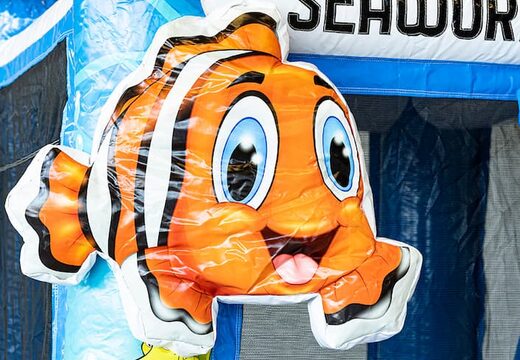 Klein opblaasbare springkussen met glijbaan in nemo thema kopen voor kinderen. Bestel opblaasbare springkussens online bij JB Inflatables Nederland