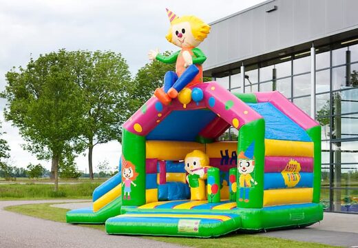 Multifun springkussen in thema party met een opvallend 3D figuur op het dak kopen voor kids. Bestel springkussens online bij JB Inflatables Nederland