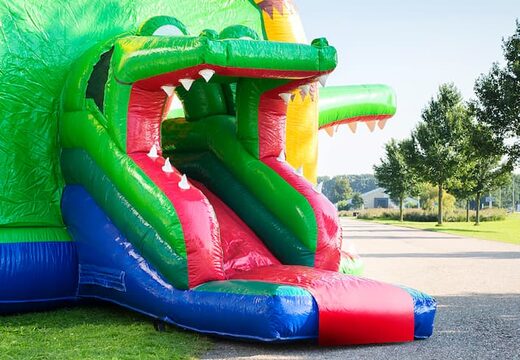 Opblaasbaar overdekt multifun super springkussen met glijbaan bestellen in krokodil thema voor kinderen. Koop springkussens online bij JB Inflatables Nederland