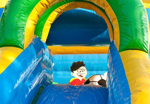 Opblaasbaar overdekt springkasteel met een 3D voetbal object op het dak kopen bij JB Inflatables Nederland. Bestel online springkastelen bij JB Inflatables Nederland