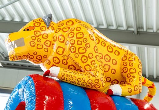 Springkussen in thema amazon safari met een glijbaan kopen voor kinderen. Bestel opblaasbare springkussens online bij JB Inflatables Nederland
