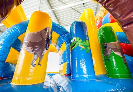 Multiplay amazon safari luchtkussen met een glijbaan, leuke objecten op het springvlak en opvallende 3D objecten kopen voor kids. Bestel opblaasbare luchtkussens online bij JB Inflatables Nederland