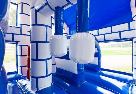 Middelmatig opblaasbare springkussen in kasteel thema met glijbaan en pilaren op het springvlak, kopen voor kinderen. Bestel opblaasbare springkussens online bij JB Inflatables Nederland