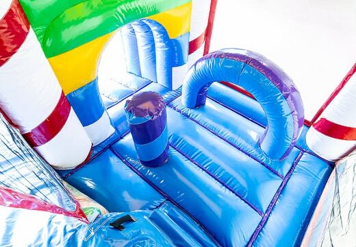 Klein opblaasbare springkussen met glijbaan in snoep thema kopen voor kinderen. Bestel opblaasbare springkussens online bij JB Inflatables Nederland