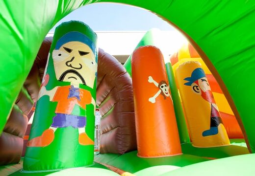 Multiplay piraat springkussen met een glijbaan, leuke objecten op het springvlak en opvallende 3D objecten kopen voor kids. Bestel opblaasbare springkussens online bij JB Inflatables Nederland