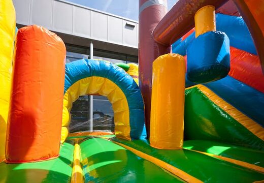 Klein overdekt opblaasbaar multiplay springkasteel bestellen in thema piratenboot voor kinderen. Koop opblaasbare springkastelen online bij JB Inflatables Nederland