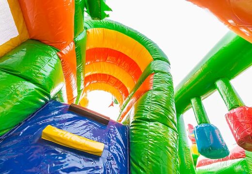 Overdekt opblaasbaar multiplay springkasteel met glijbaan kopen in safari gorilla thema voor kids. Bestel opblaasbare springkastelen online bij JB Inflatables Nederland