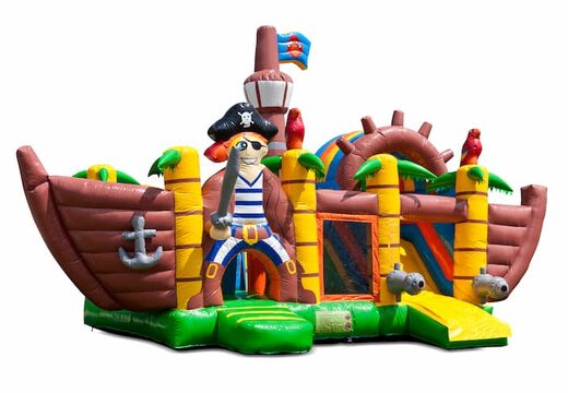 Opblaasbaar overdekt multiplay springkussen met glijbaan kopen in thema piraat piratenschip voor kinderen. Bestel opblaasbare springkussens online bij JB Inflatables Nederland