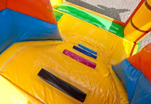 Springkussen in piratenschip thema met glijbaan, leuke objecten op het springvlak en opvallende 3D objecten bestellen voor kinderen.  Koop opblaasbare springkussens online bij JB Inflatables Nederland