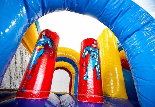 Springkussen in thema superheld met een glijbaan kopen voor kinderen. Bestel opblaasbare springkussens online bij JB Inflatables Nederland