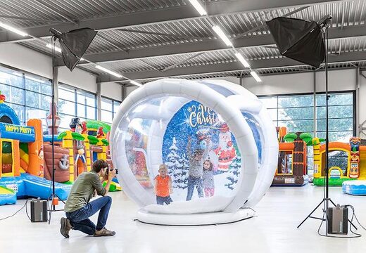 Bestel opblaasbare luchtdichte XL snowglobe voor zowel jong als oud. Koop opblaasbare winterattracties nu online bij JB Inflatables Nederland 