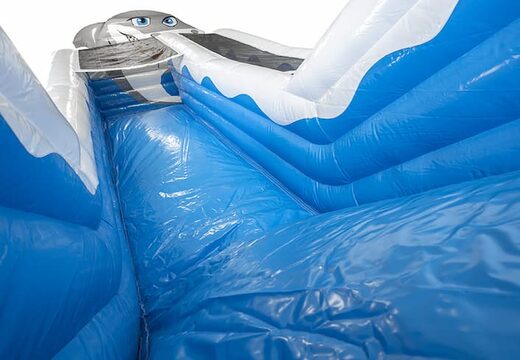 Haai Slide Super met de vrolijke kleuren, 3D-objecten en leuke print op de zijwanden kopen. Bestel opblaasbare glijbanen nu online bij JB Inflatables Nederland