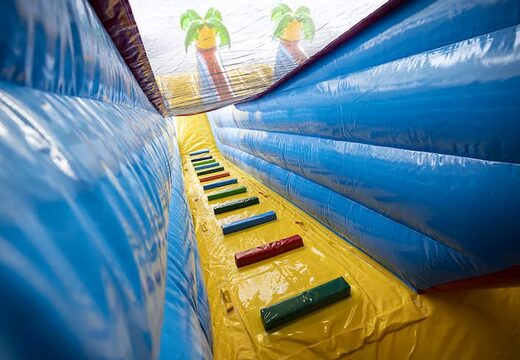 Perfecte opblaasbare glijbaan in piraten thema met 3D-objecten voor kids kopen. Bestel opblaasbare glijbanen nu online bij JB Inflatables Nederland