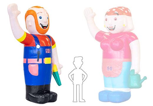 Abraham pop klusser met werk overal aan en zaag in zijn hand kopen