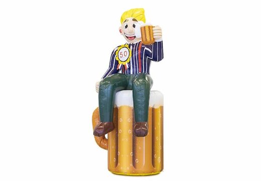 Opblaasbare Abraham pop op bierglas in de tuin blikvanger bestellen voor 50 verjaardag feest jubileum bij JB Inflatables