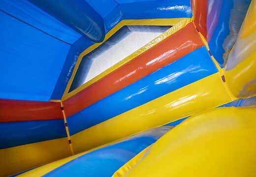 Opblaasbaar springkussen met glijbaan in caribbean thema met surfboard erop te koop voor kinderen