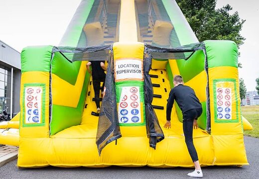 Mega grote opblaasbare monster glijbaan van 46 meter lang in het groen met geel bestellen