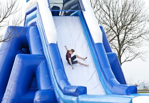 Monsterslide 11meter hoog en 54meter lang met een dubbele trap en brede glijbaan kopen. Bestel opblaasbare glijbanen nu online bij JB Inflatables Nederland