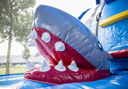 Opblaasbare 8m haai hindernisbaan met 3D-objecten kopen voor kinderen. Bestel opblaasbare stormbanen nu online bij JB Inflatables Nederland