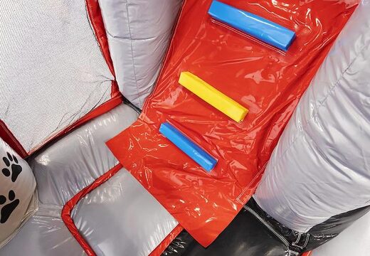 Opblaasbaar luchtkussen met glijbaan in dieren thema met grote hond erop bestellen voor kinderen