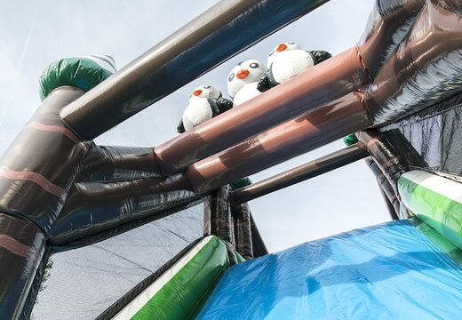 17 meter brede opblaasbare stormbaan in thema winter met 7 spelelementen en kleurrijke objecten voor kids kopen. Bestel opblaasbare stormbanen nu online bij JB Inflatables Nederland