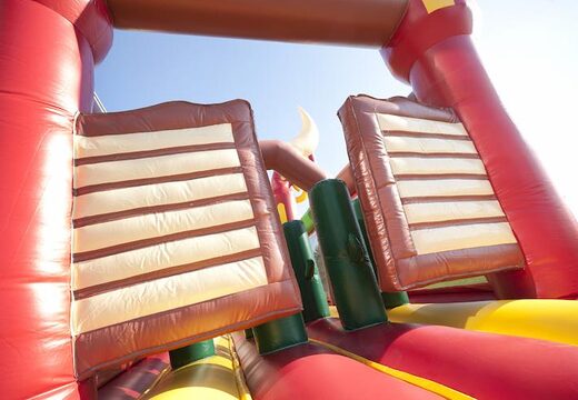 Bestel opblaasbare 17 meter brede stormbaan in cowboy thema met 7 spelelementen en kleurrijke objecten voor kids. Koop opblaasbare stormbanen nu online bij JB Inflatables Nederland