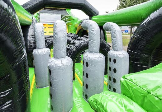 Haal uw unieke 17 meter brede stormbaan in traktor thema met 7 spelelementen en kleurrijke objecten nu voor kinderen. Bestel opblaasbare stormbanen bij JB Inflatables Nederland