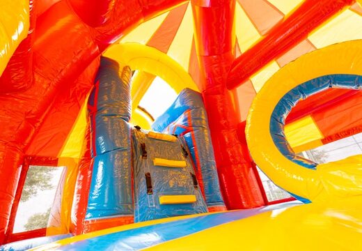 Grote multiplay opblaasbaar springkussen met glijbaan in het rood met achtbaan thema kopen