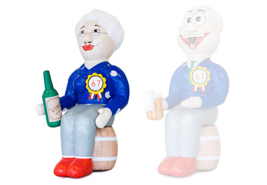 Opblaasbare Sarah pop zittend op een wijn vat met een fles wijn in haar hand te koop