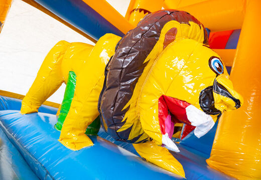Inflatable springkussen met glijbaan en dak in amazon safari thema bestellen voor kinderen