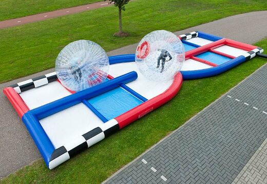 Parcour voor race in opblaasbare ballen