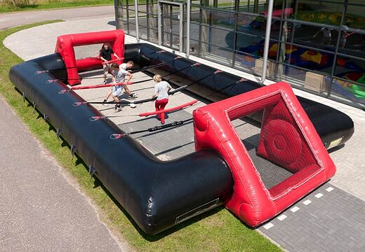 Tafelvoetbal spel met levende mensen