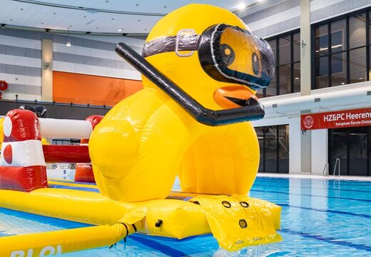 Eend met snorkel op water stormbaan in zwembad bij JB