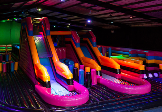 base jump en slide gerealiseerd door JB inflatables