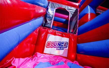 Opblaasbaar springpark Bounce Valley Eindhoven roze en blauw online bij JB