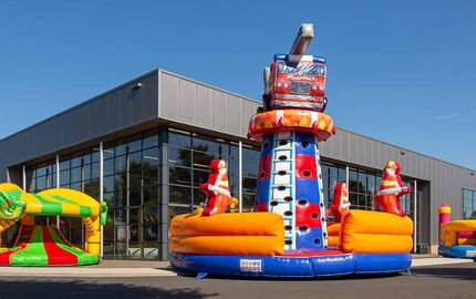 Buitenzijde van industrieel pand van JB Inflatables met kussens ervoor